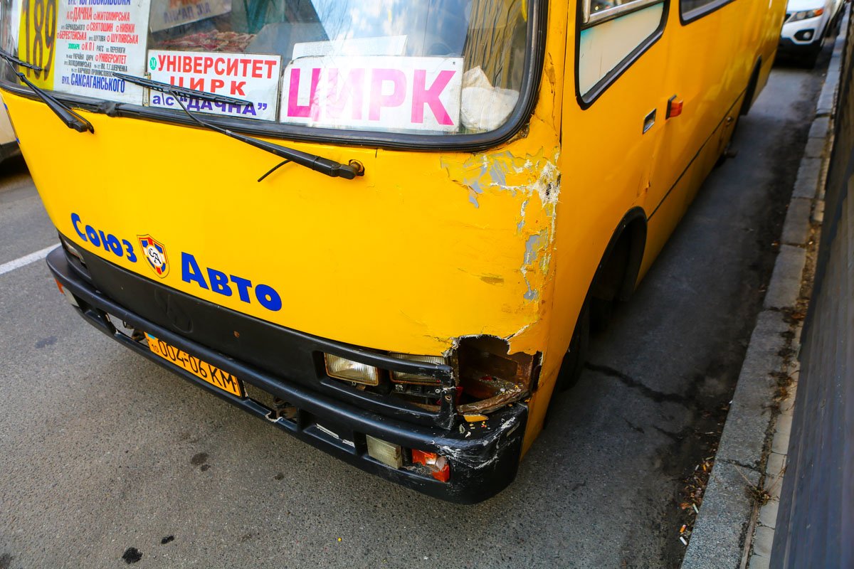 В момент столкновения в маршрутке находились пассажиры В момент столкновения в маршрутке находились пассажиры