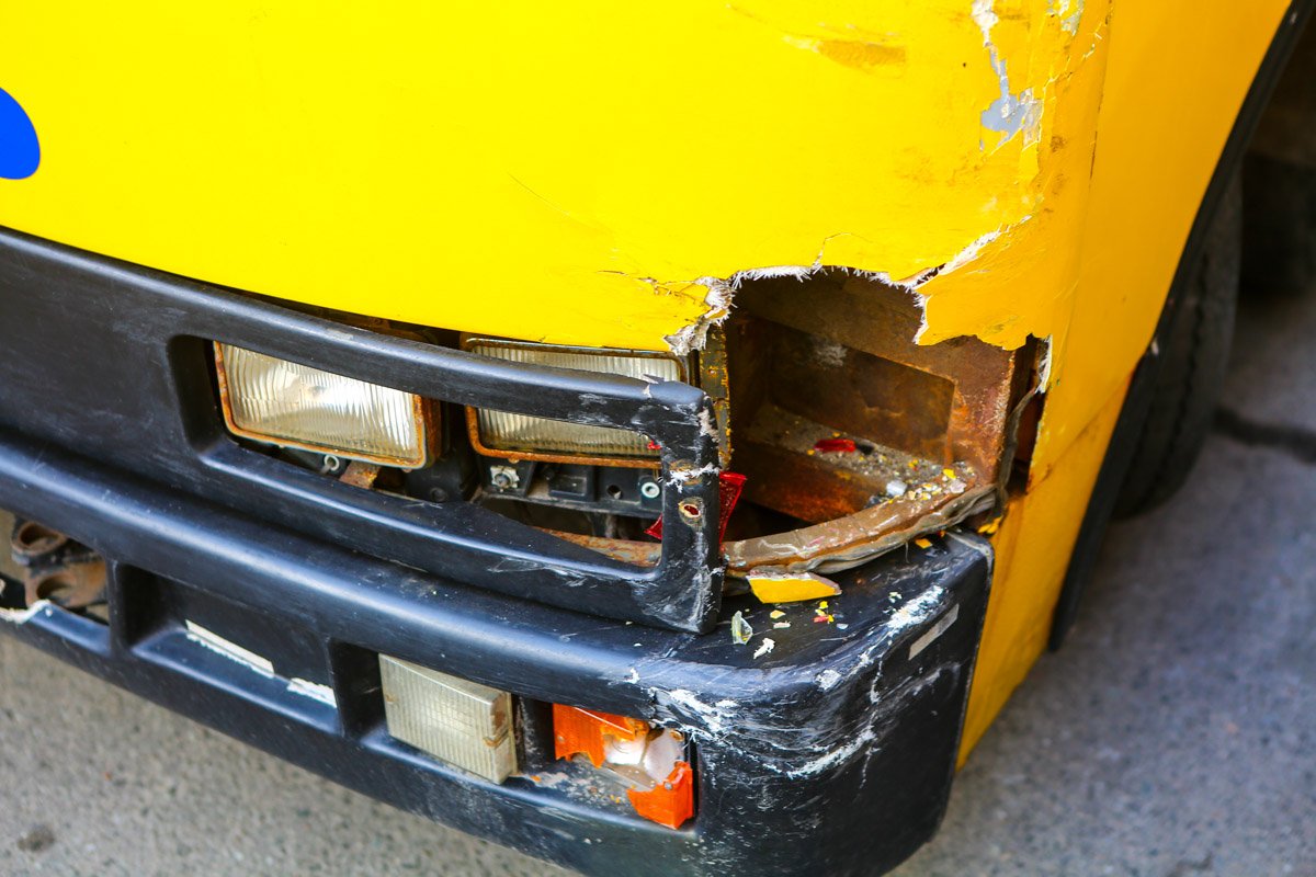 Маршрутное такси получило повреждения передней левой части Маршрутное такси получило повреждения передней левой части