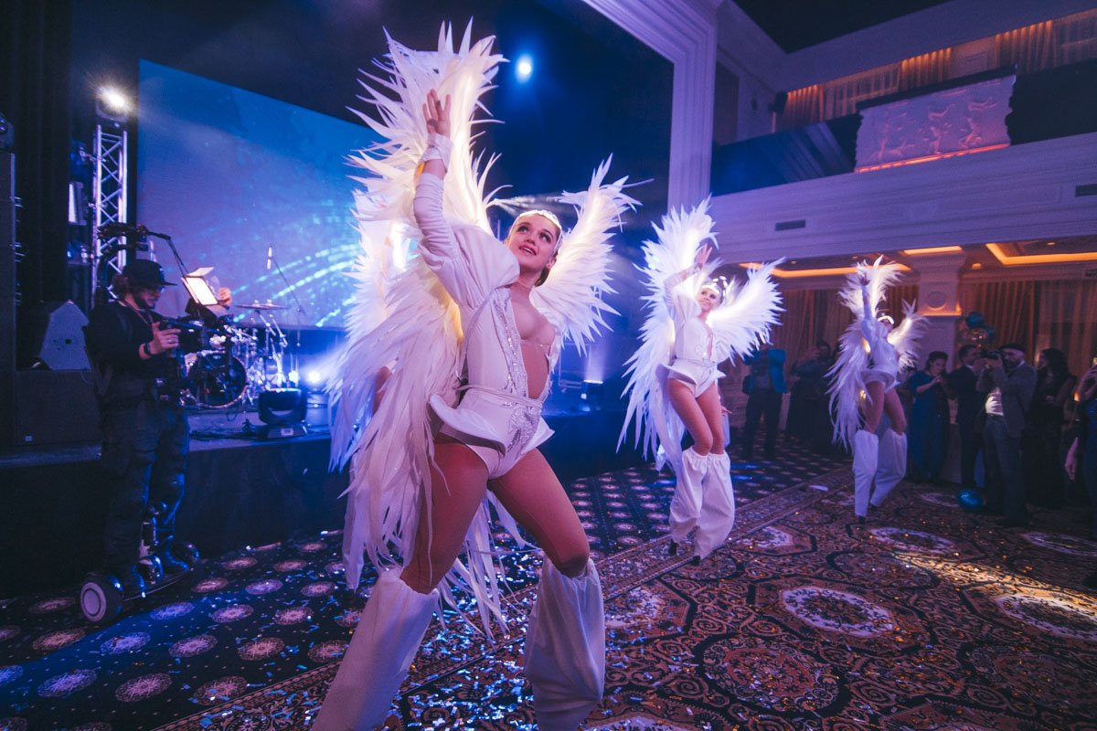 Помимо выступлений звезд, гостей радовала шикарная шоу-программа 