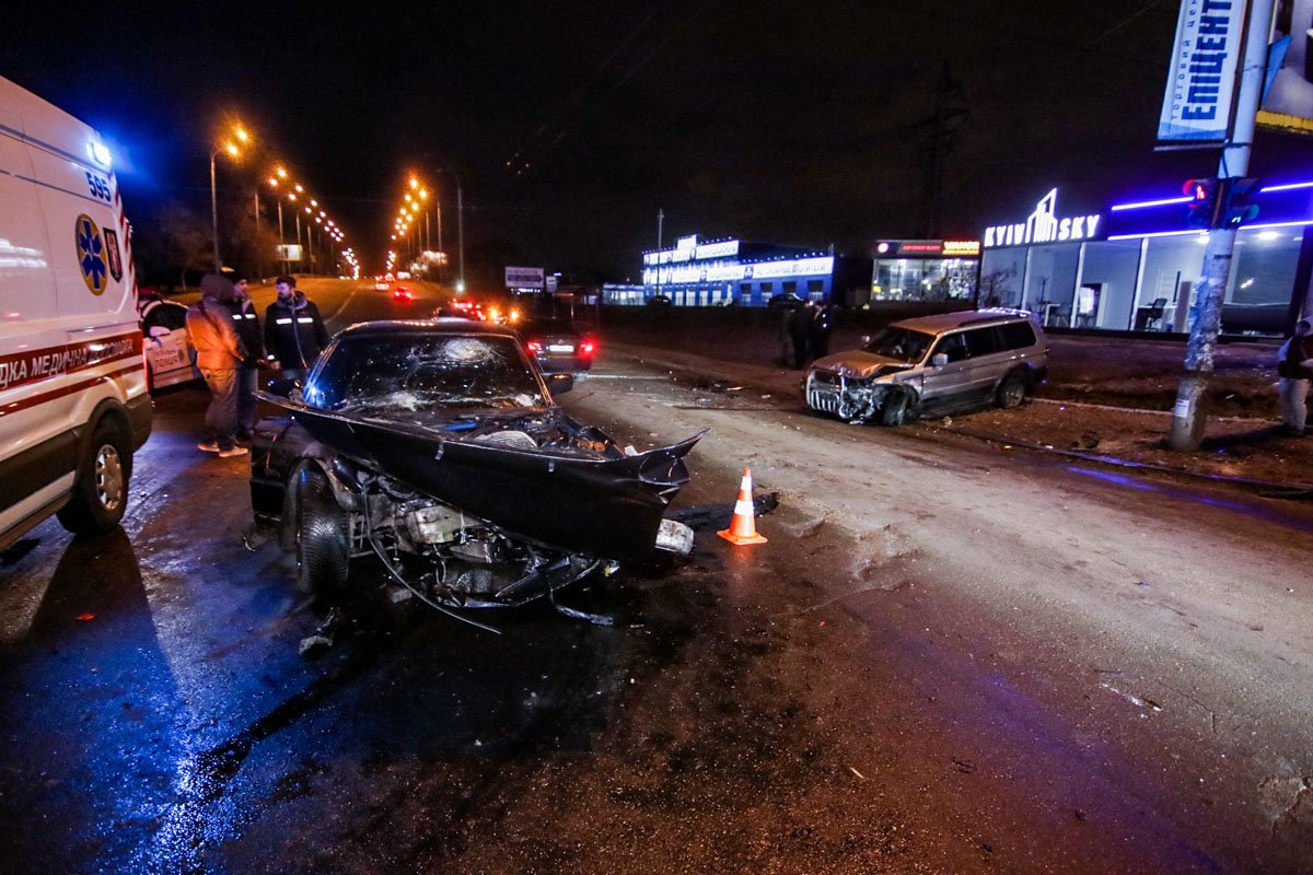 В результате аварии в больницу госпитализировали обоих водителей