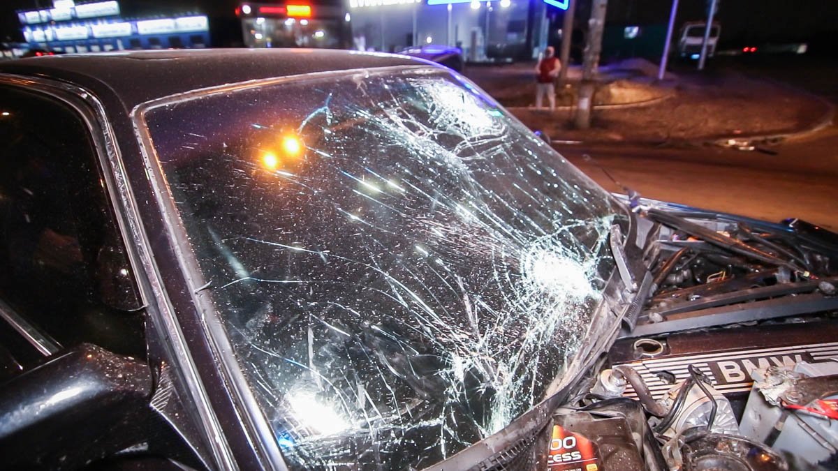 От удара оба автомобиля получили серьезные повреждения