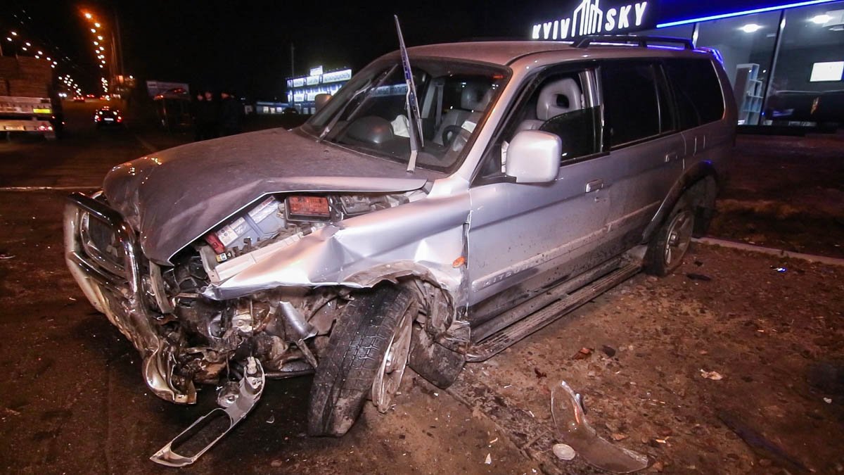 От удара Mitsubishi вылетела на тротуар