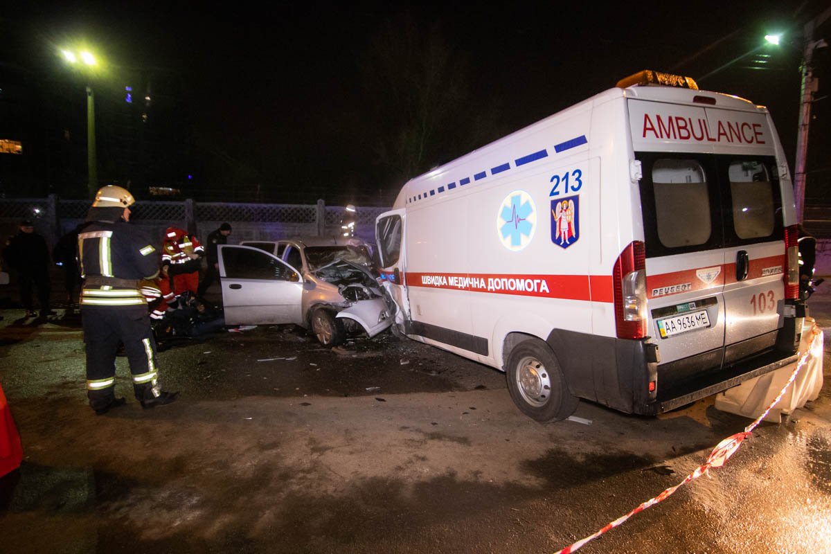 Предварительно, "скорая" ехала в сторону правого берега, а легковушка в противоположном направлении