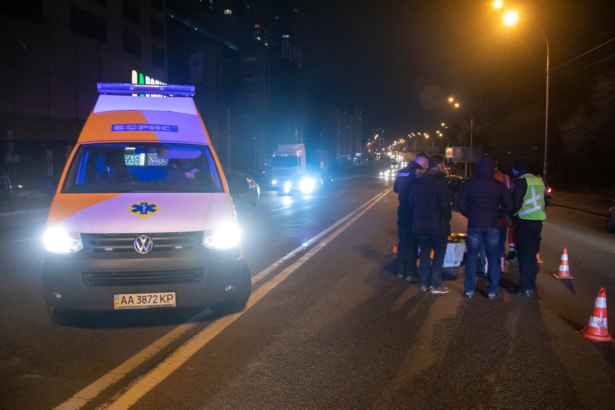 Мужчине оказывали первую помощь прямо на проезжей части