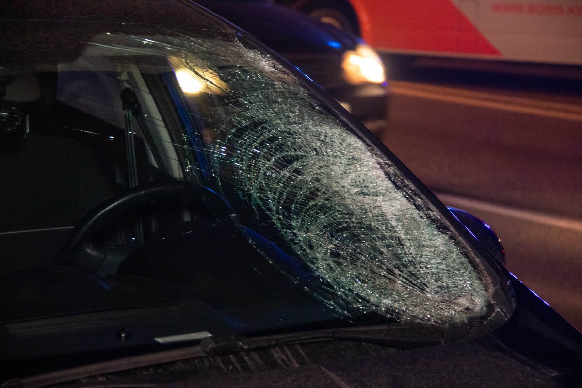 Водитель утверждает, что мужчина в прямом смысле прыгнул ему под колеса