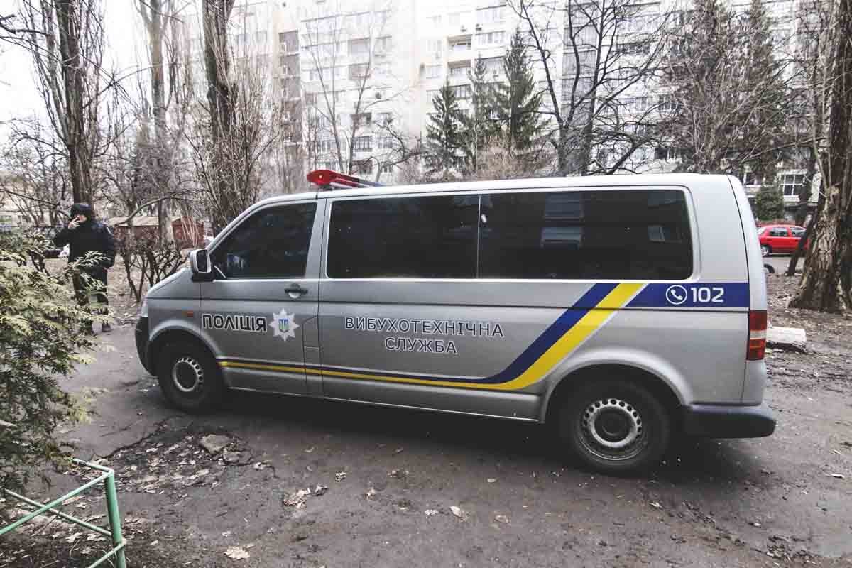 На месте работали экипажи патрульной полиции, взрывотехники, а также дежурили спасатели