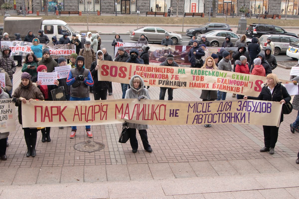 По состоянию на 11:00, никто из представителей власти не вышел к людям