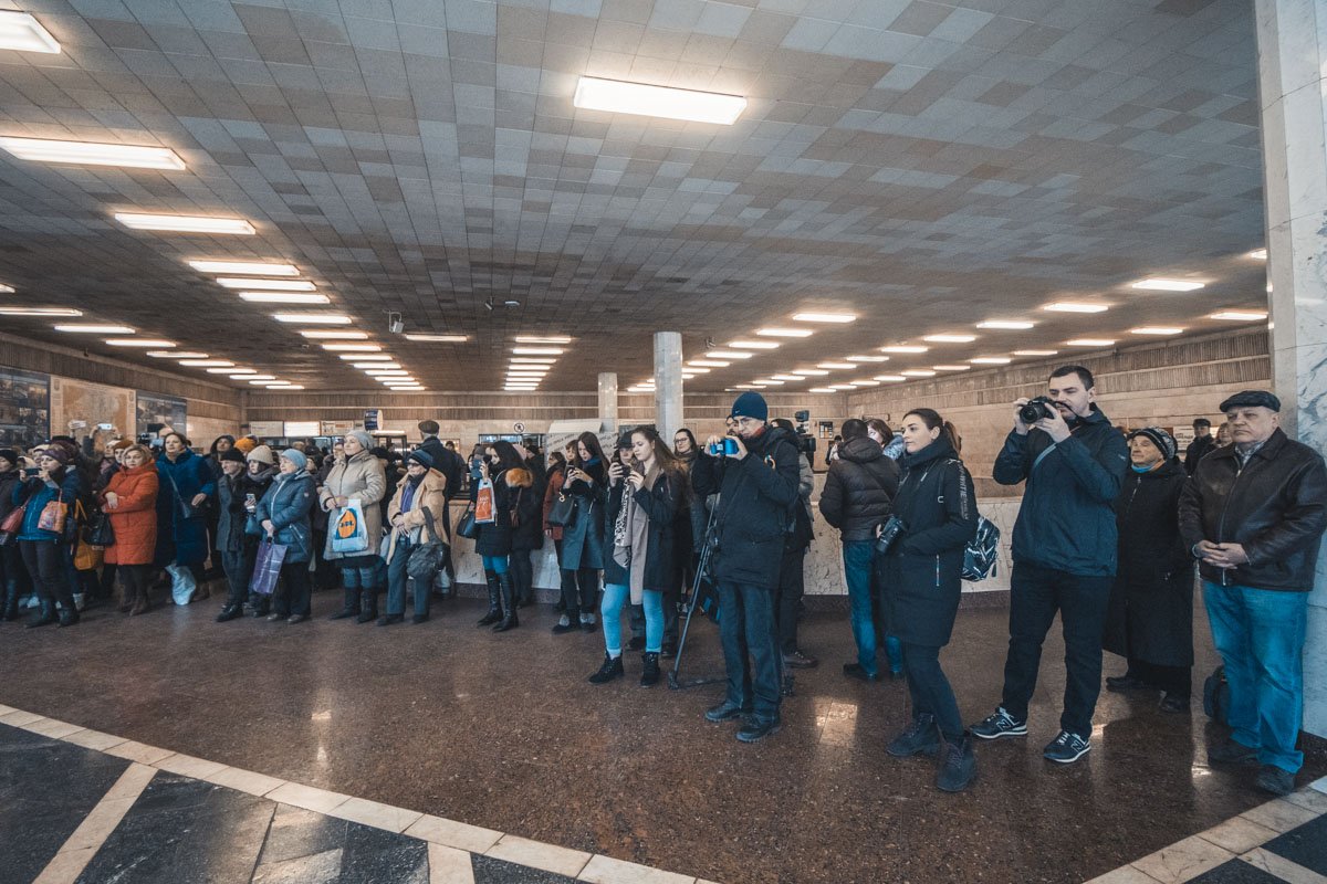 Множество людей отложили дела, чтобы послушать музыку