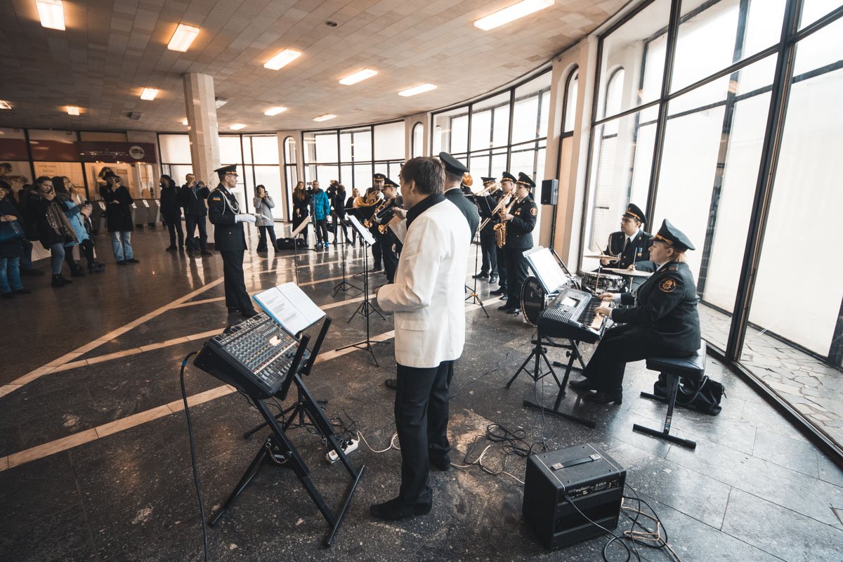 Военные сыграли множество мелодий, в том числе и Eye of the Tyger, Smoke on the Water и Feelling Good 