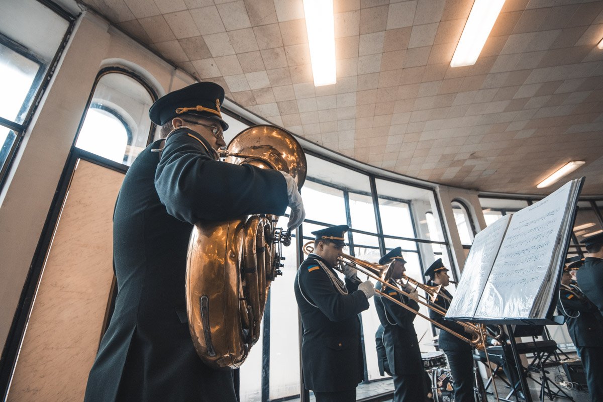 Этот оркестр выступает здесь уже второй год подряд