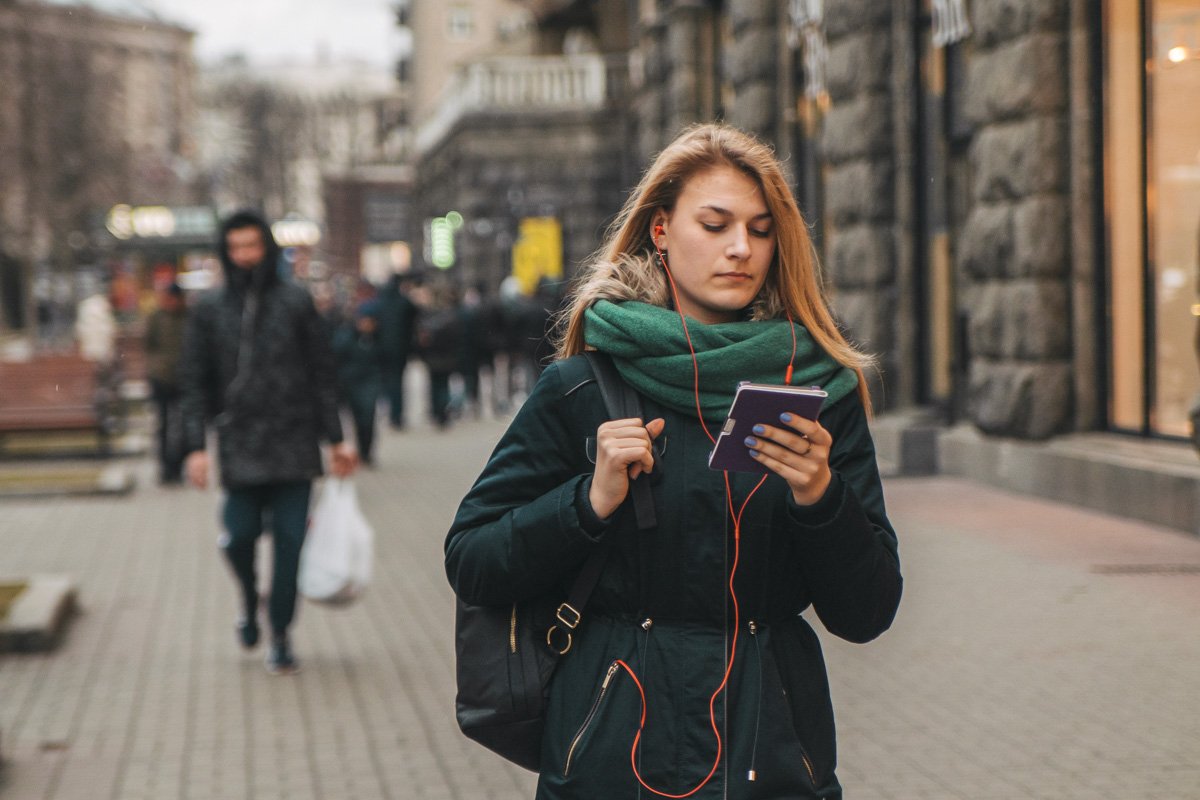 Каждую минутку стоит проводить с пользой, например, читая книгу. Только смотрите под ноги