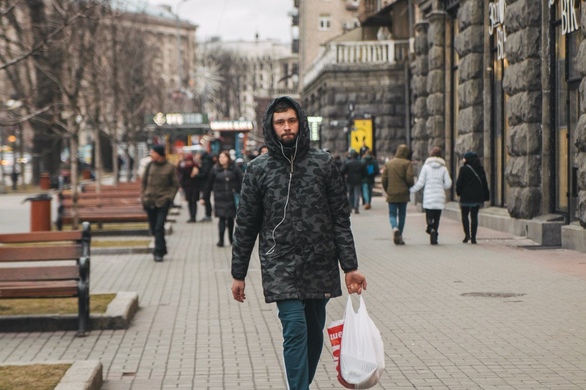 Похоже, у кого-то сегодня была зарплата, не зря же с пакетом продуктов идет