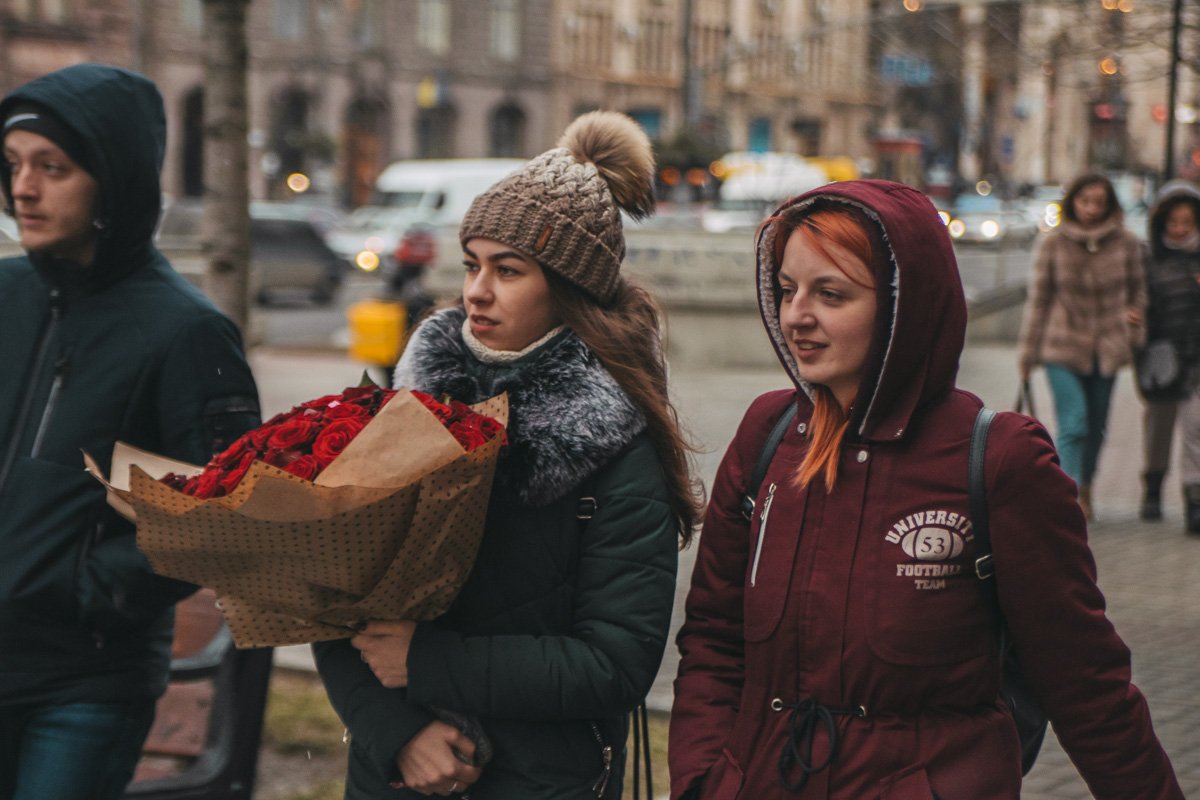 А вот тот, кто порадовал девушку с букетом, очень оригинален, раз подарил не тюльпаны
