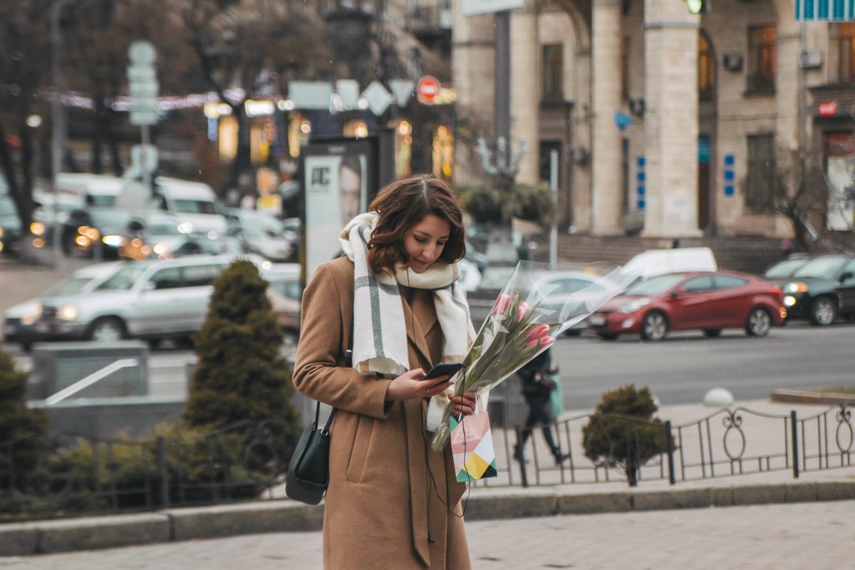А вот и традиционное весеннее фото счастливой девушки с тюльпанами