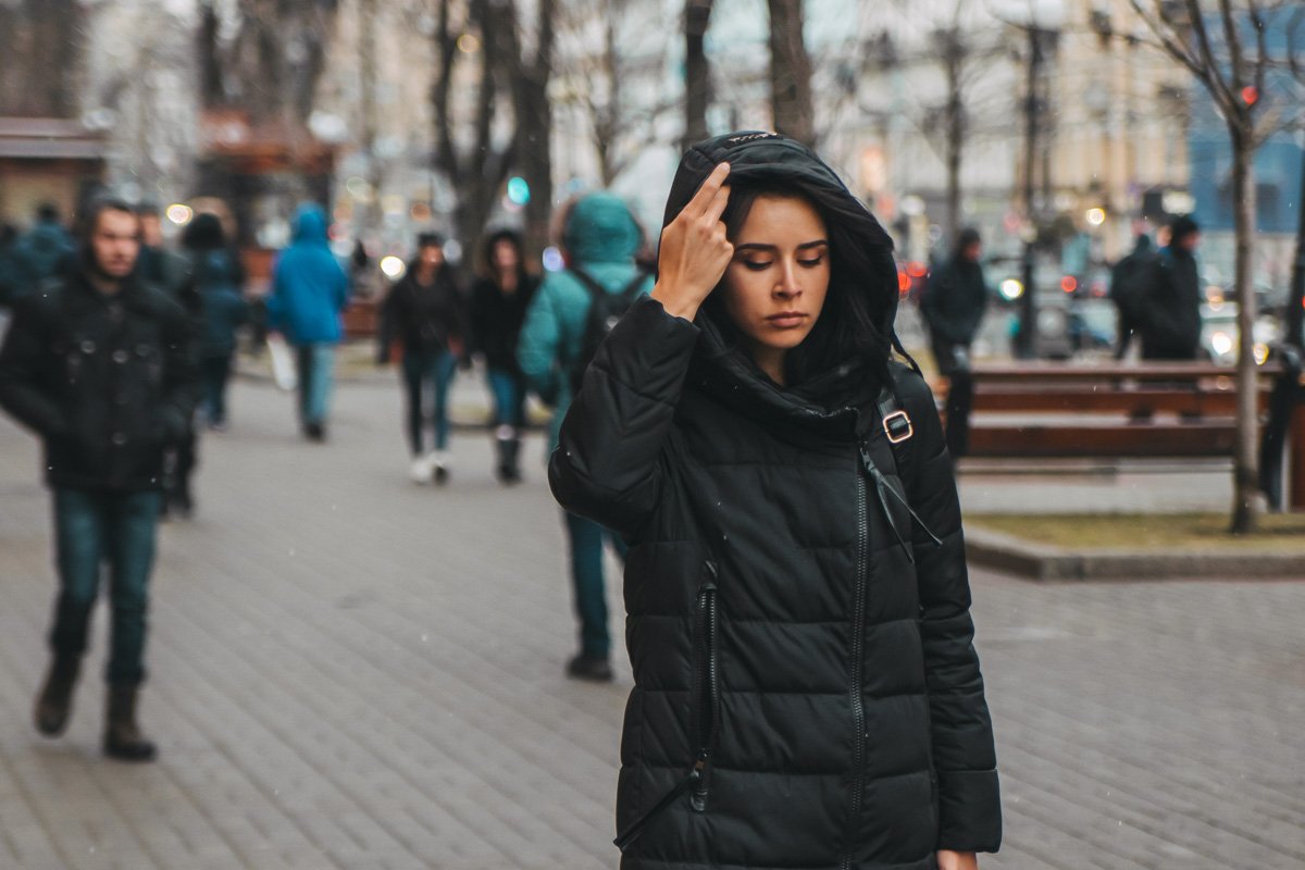 Красавица видимо вернулась из теплых краев с шикарным загаром и не порадовалась погоде в Киеве 