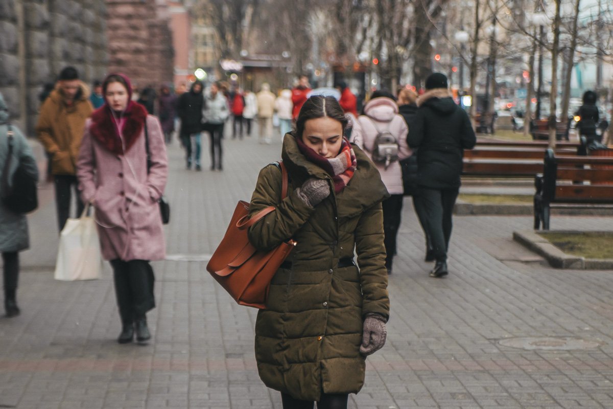 Шарф снимать пока не стоит, без него можно подхватить простуду