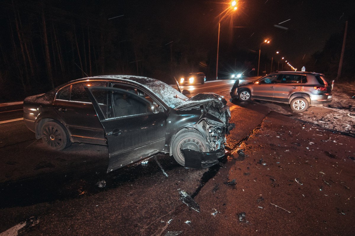 На Старообуховской трасе в Киеве произошла авария с участием Volkswagen Tiguan и Skoda Superb На Старообуховской трасе в Киеве произошла авария с участием Volkswagen Tiguan и Skoda Superb