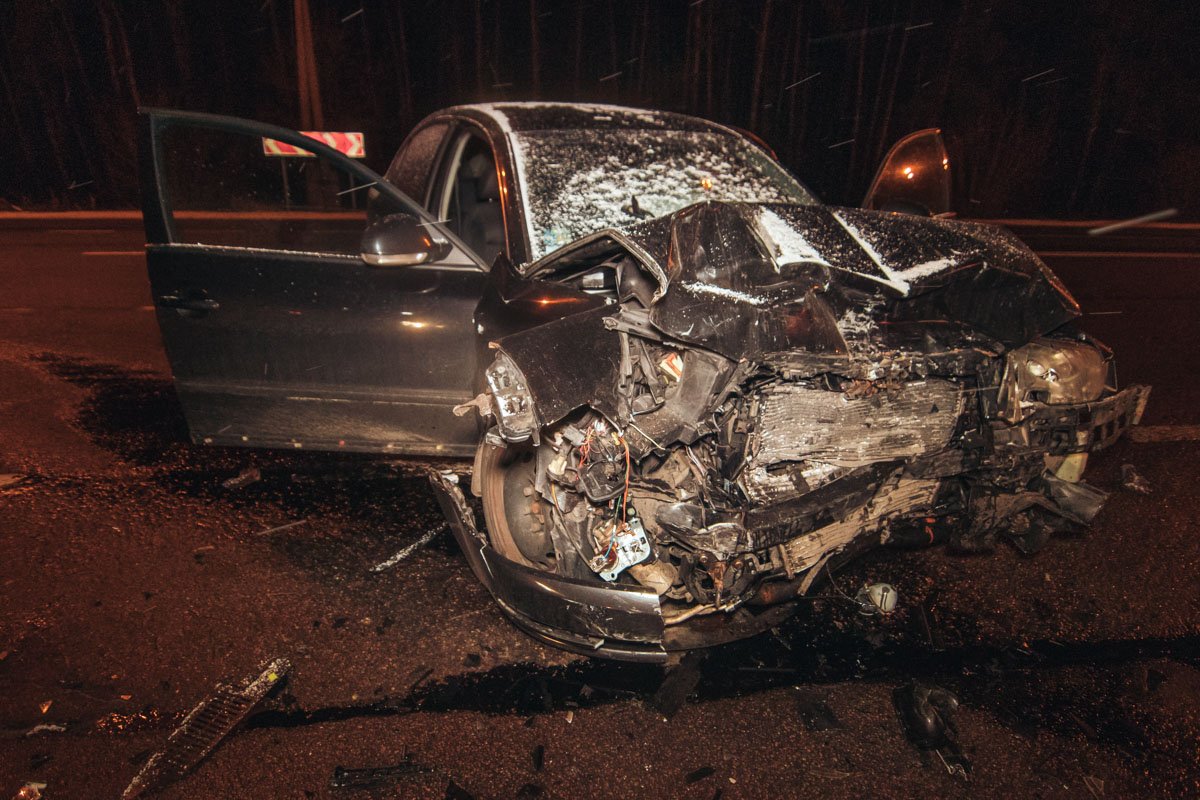 В результате столкновения Skoda получила значительные повреждения В результате столкновения Skoda получила значительные повреждения