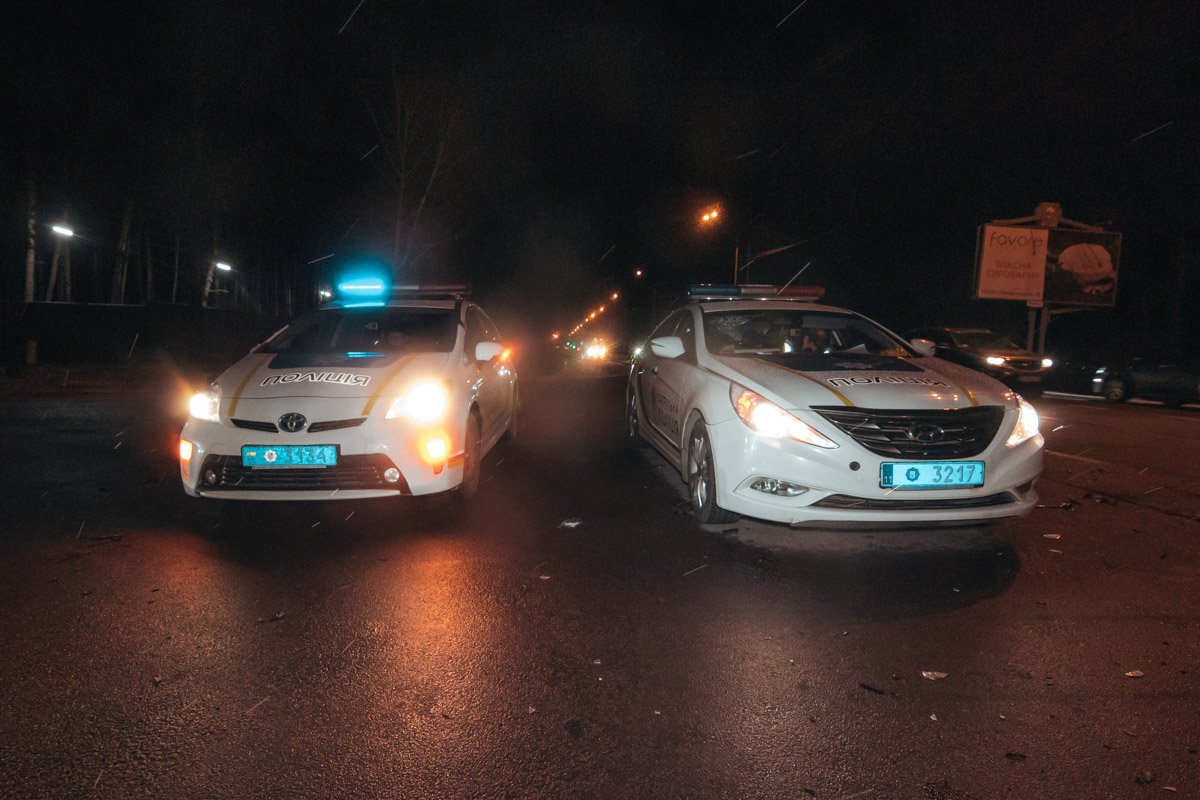 На месте происшествия находились два экипажа патрульной полиции, а также карета скорой помощи На месте происшествия находились два экипажа патрульной полиции, а также карета скорой помощи