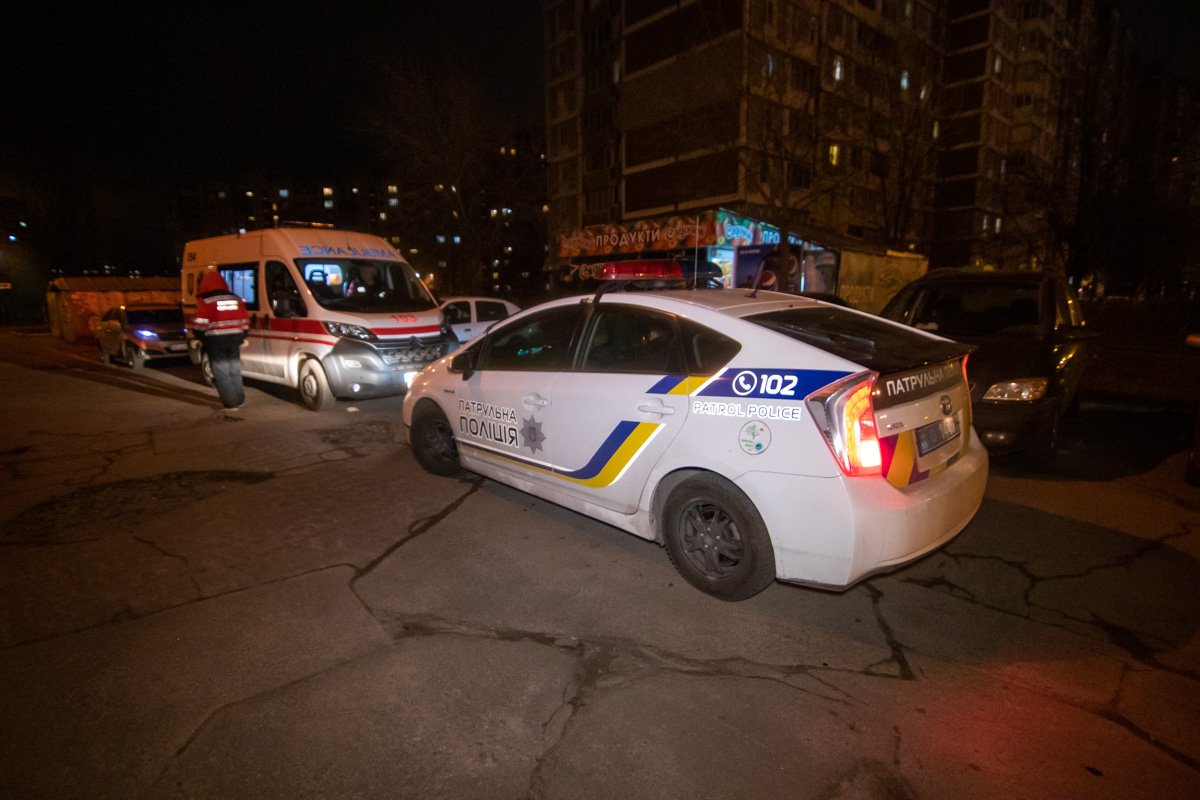 По словам мужчины, около 21:00 его сын начал вести себя агрессивно и стал колотить в дверь к соседям