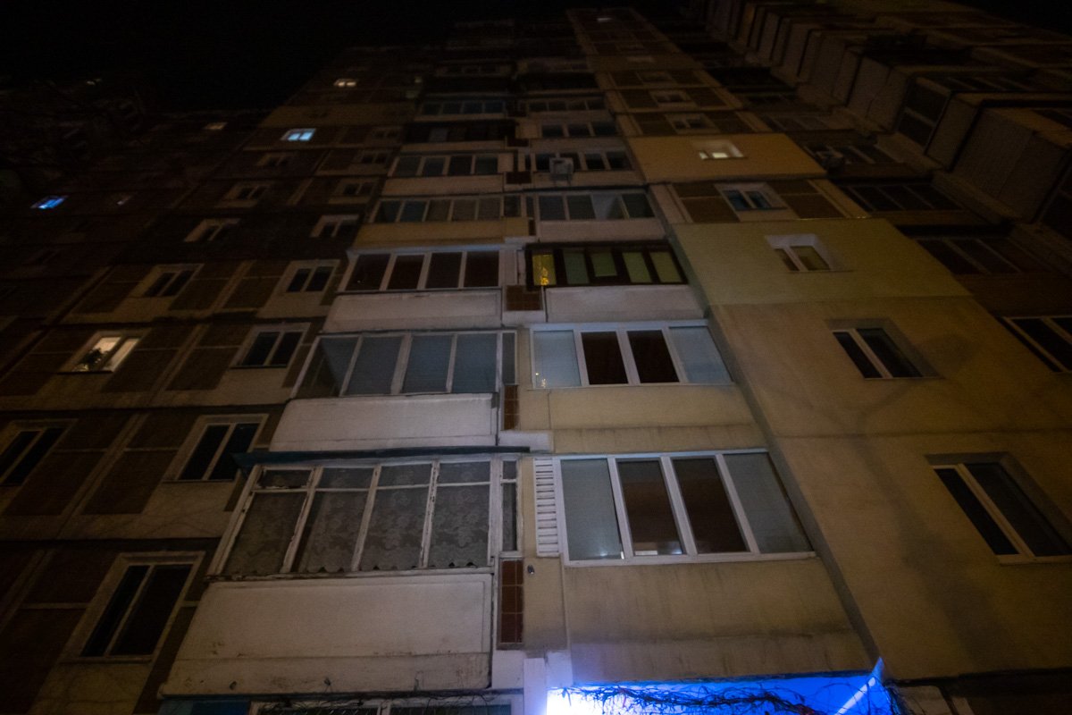 Около 21:40 произошла еще одна вспышка, погибший бросился к окну и выпрыгнул в него