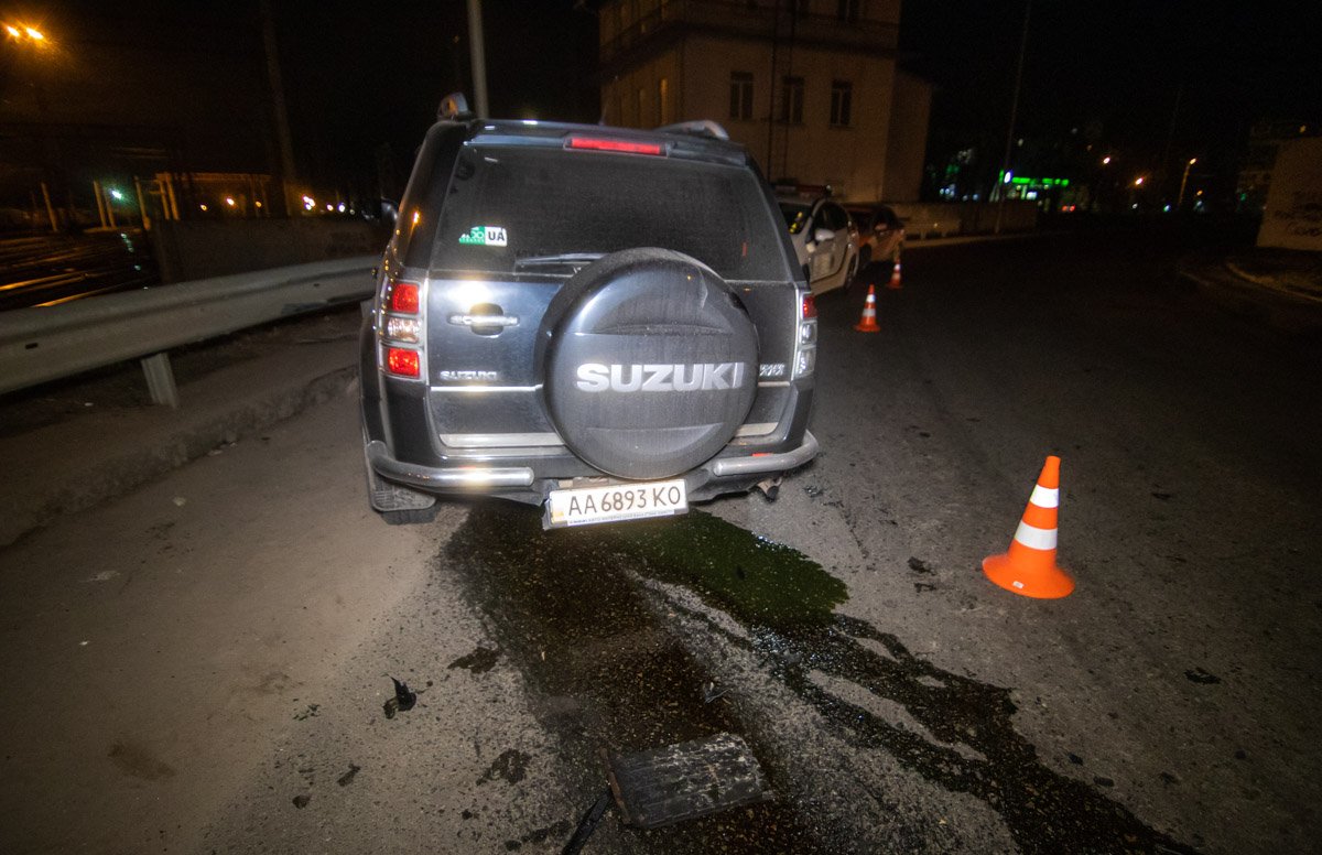 Ночью 2 марта в Киеве Suzuki Grand Vitara врезался в разделительную полосу, а после влетел в отбойник