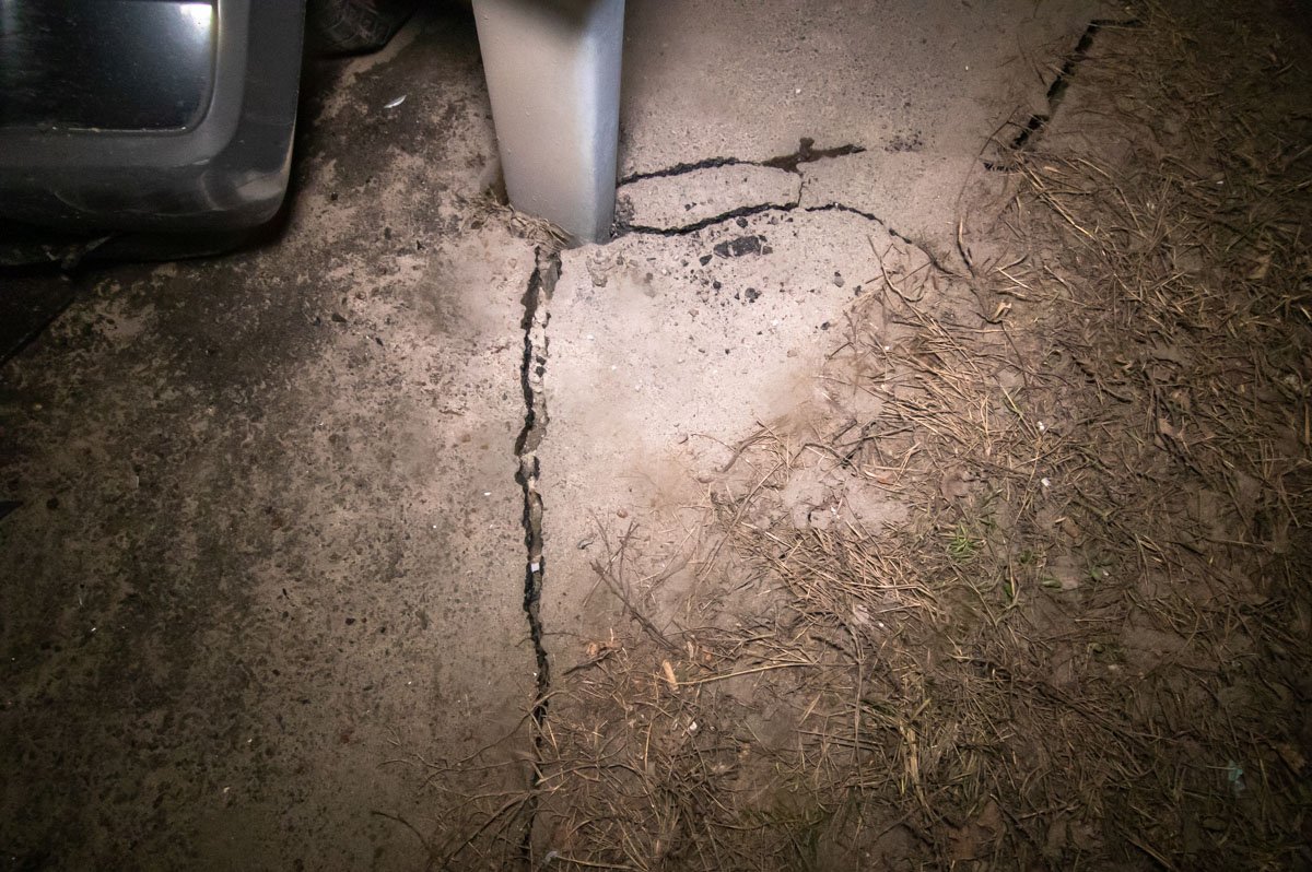 При этом скорость, с которой двигался автомобиль двигался, была такой, что сдвинула отбойник в асфальте