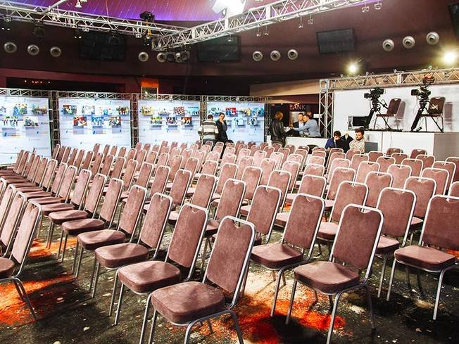 Конференц-залы находятся прямо возле станций метро - Шулявская, Университет, Лыбедская, Вокзальная, КПИ, Дружбы народов, Лукяновская, Золотые Ворота, Олимпийская, Дворец спорта, Крещатик и Театральная