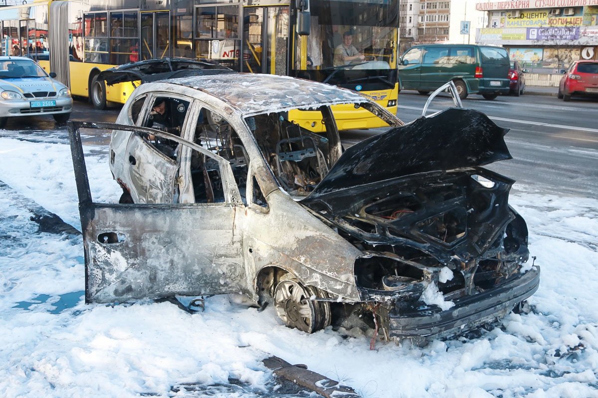 В субботу, 2 марта, в Деснянском районе Киева загорелся Chevrolet Rezzo В субботу, 2 марта, в Деснянском районе Киева загорелся Chevrolet Rezzo