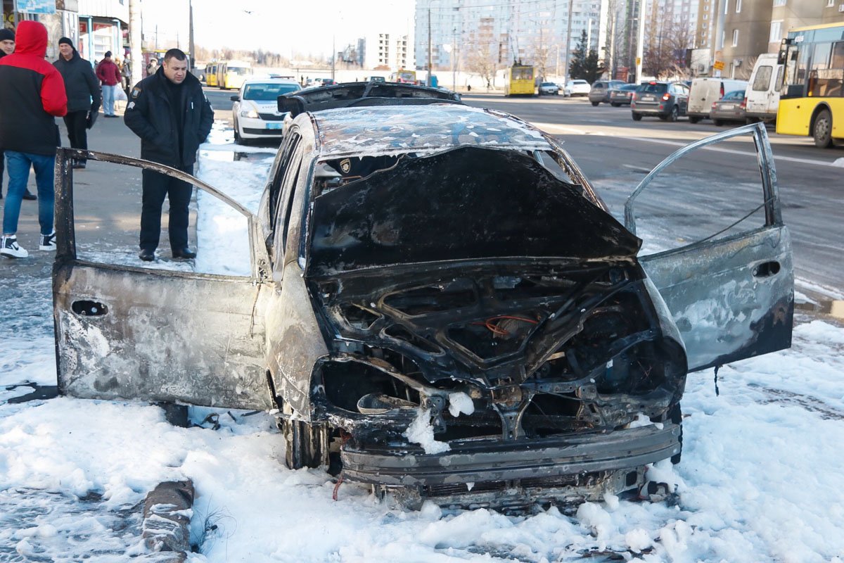 Минивэн вспыхнул на проспекте Маяковского, просто напротив остановки общественного транспорта Минивэн вспыхнул на проспекте Маяковского, просто напротив остановки общественного транспорта