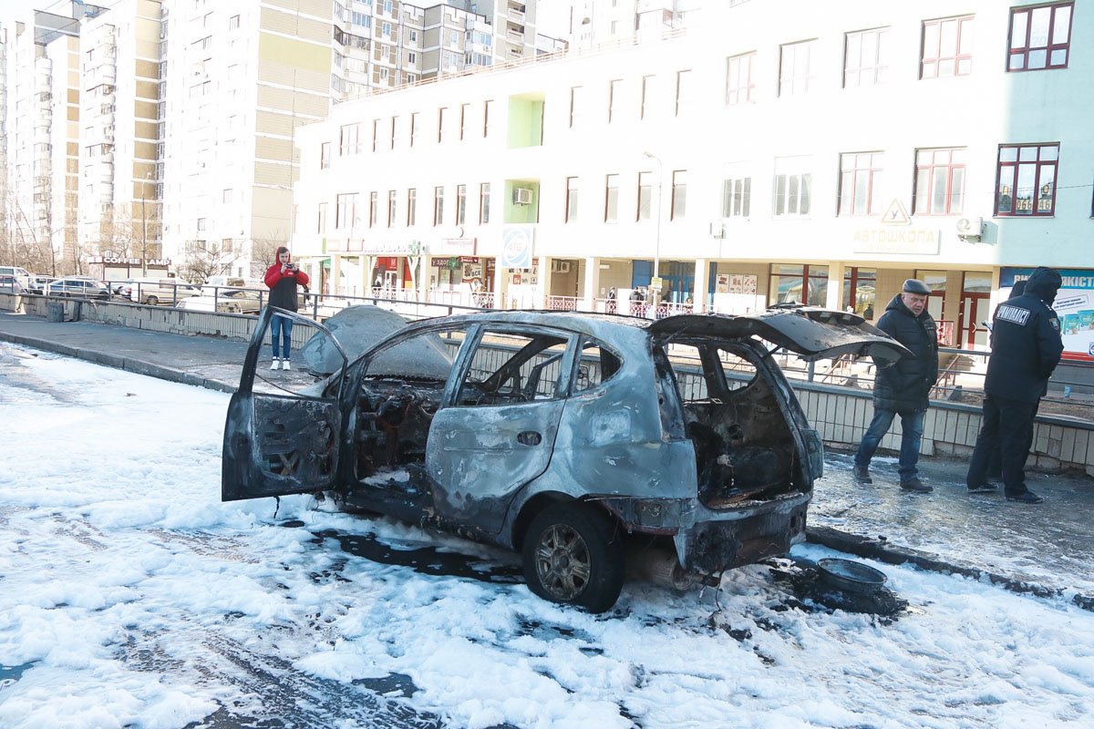 К счастью, в происшествии никто не пострадал, автомобиль сгорел буквально дотла К счастью, в происшествии никто не пострадал, автомобиль сгорел буквально дотла