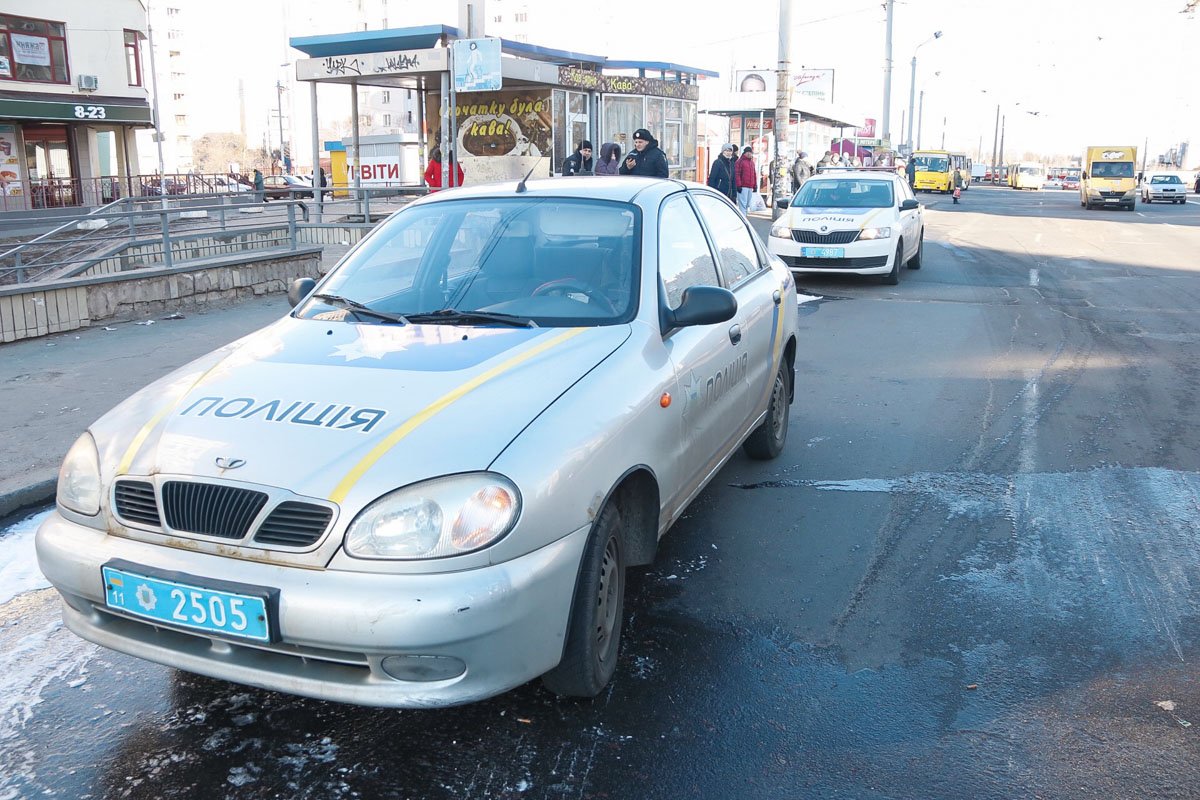 По словам патрульных, водитель сел за руль и как только начал движение, огонь сразу охватил переднюю часть автомобиля По словам патрульных, водитель сел за руль и как только начал движение, огонь сразу охватил переднюю часть автомобиля
