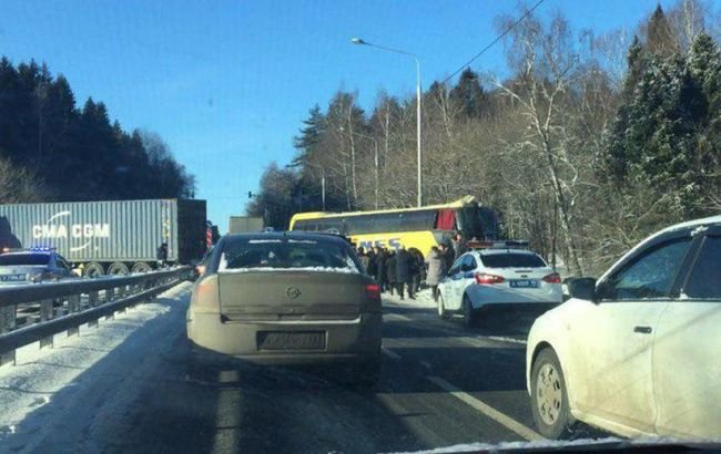 В результате происшествия пассажиров автобуса эвакуировали на вертолете, а на дороге образовалась пробка В результате происшествия пассажиров автобуса эвакуировали на вертолете, а на дороге образовалась пробка