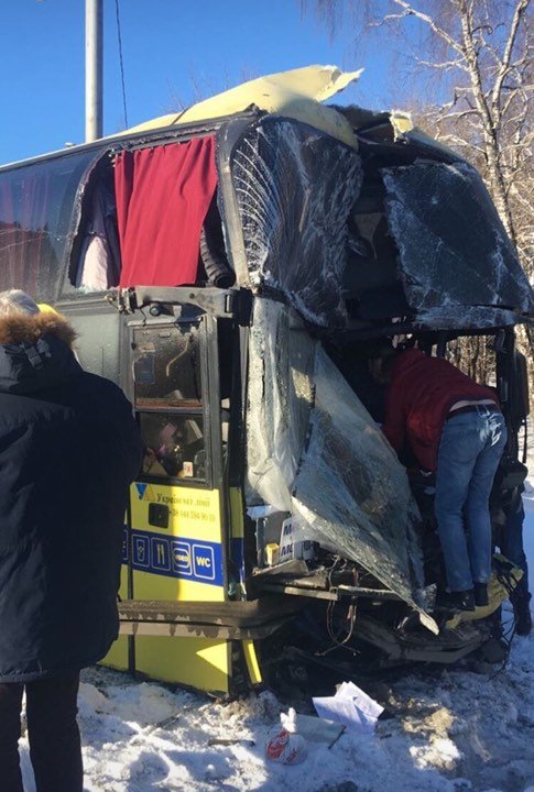 Автобус с жителями Украины столкнулся с фурой в Москве: есть пострадавшие 3