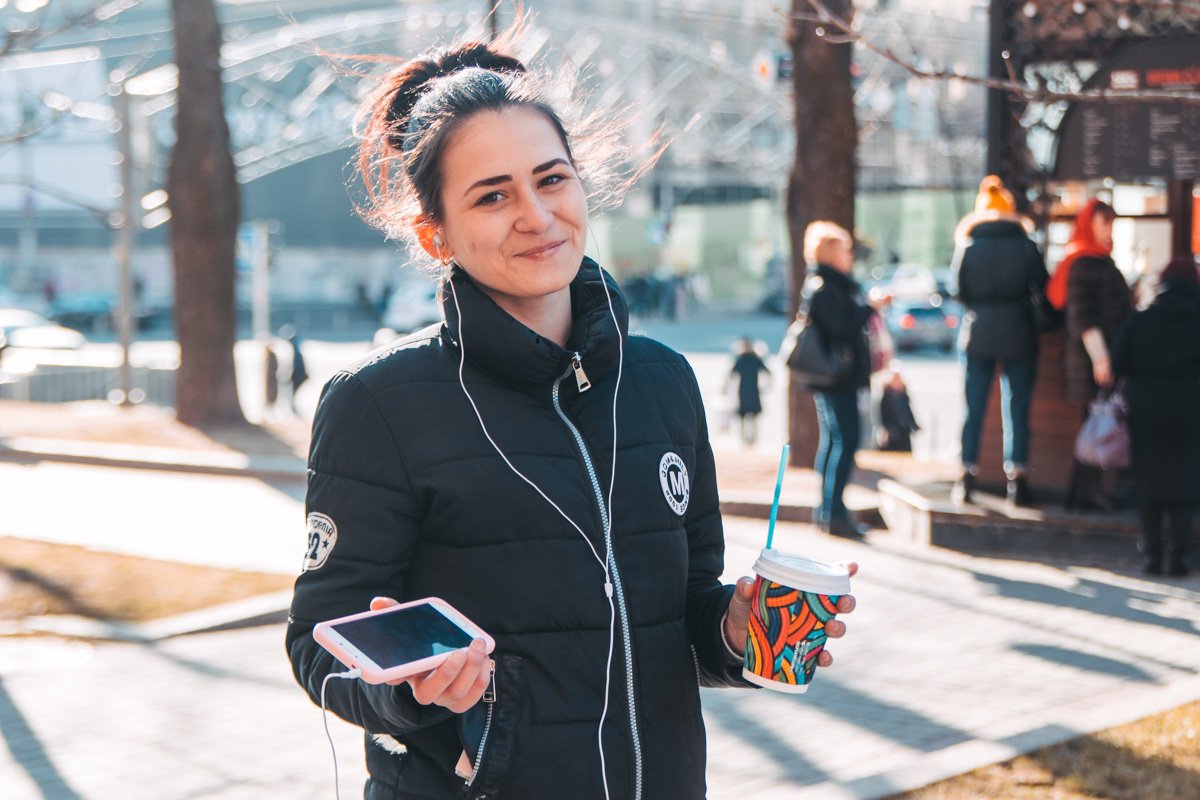 Вкусный кофе и правильная подобная музыка помогут добавить позитива 