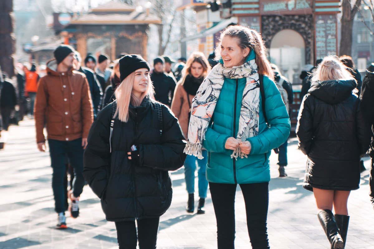 Наступает плавный переход от дутых курток к коротким платьям