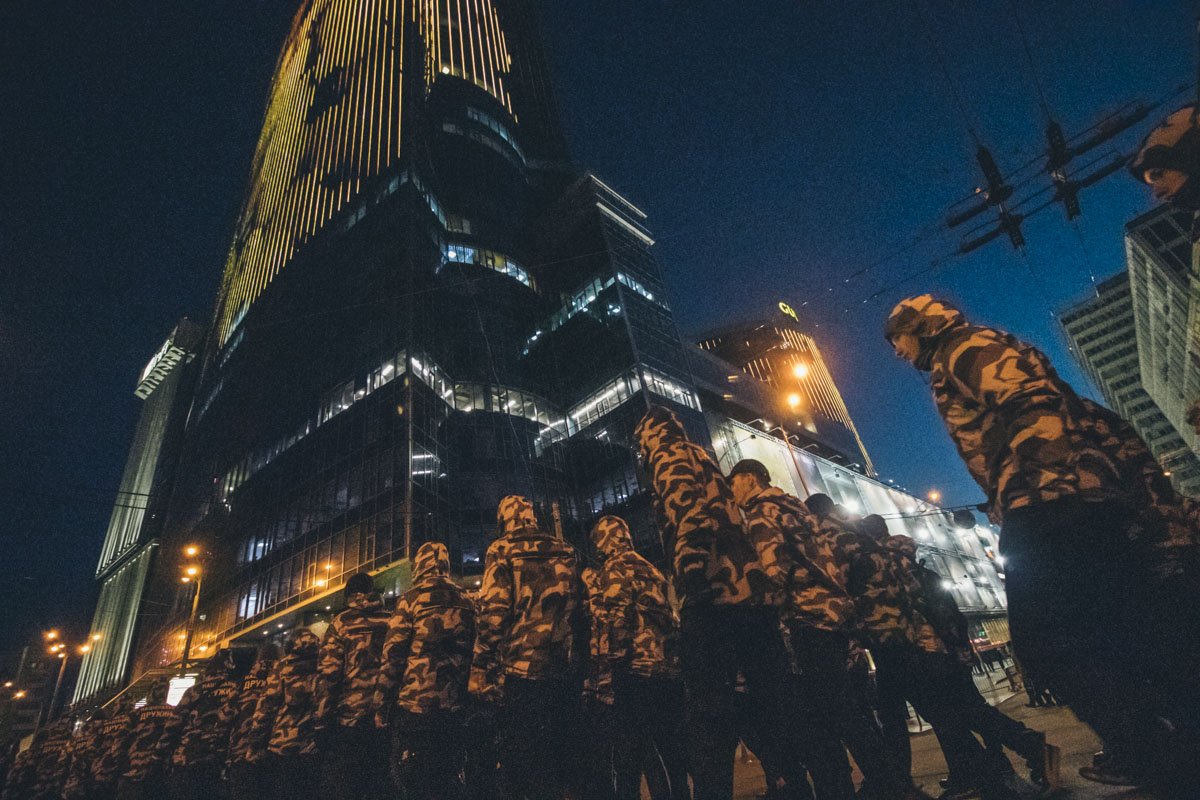 У Киевской крепости десятки новобранцев приняли в ряду Нацдружин и коллективно присягнули на верность Украине