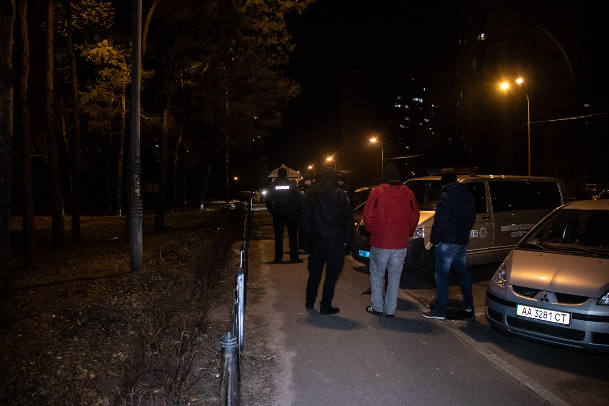 Сумку с подозрительным устройством прохожий обнаружил в субботу, 2 марта, около 21:20 и сразу же позвонил на линию экстренных служб