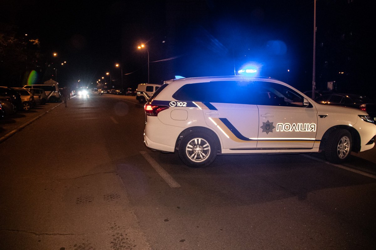 Правоохранители оцепили место, где находился подозрительный предмет и перекрыли часть улицы Генерала Жмаченко