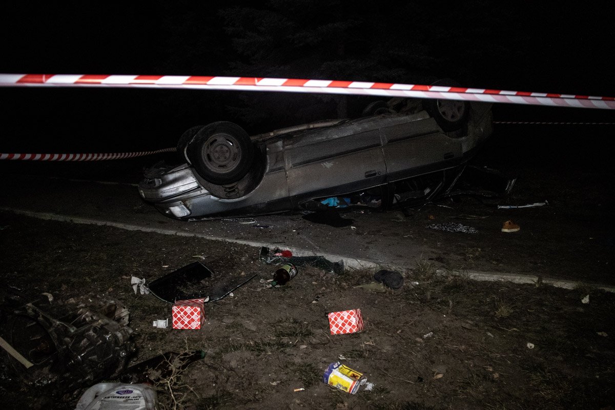 Автомобиль получил серьезные повреждения всего кузова Автомобиль получил серьезные повреждения всего кузова