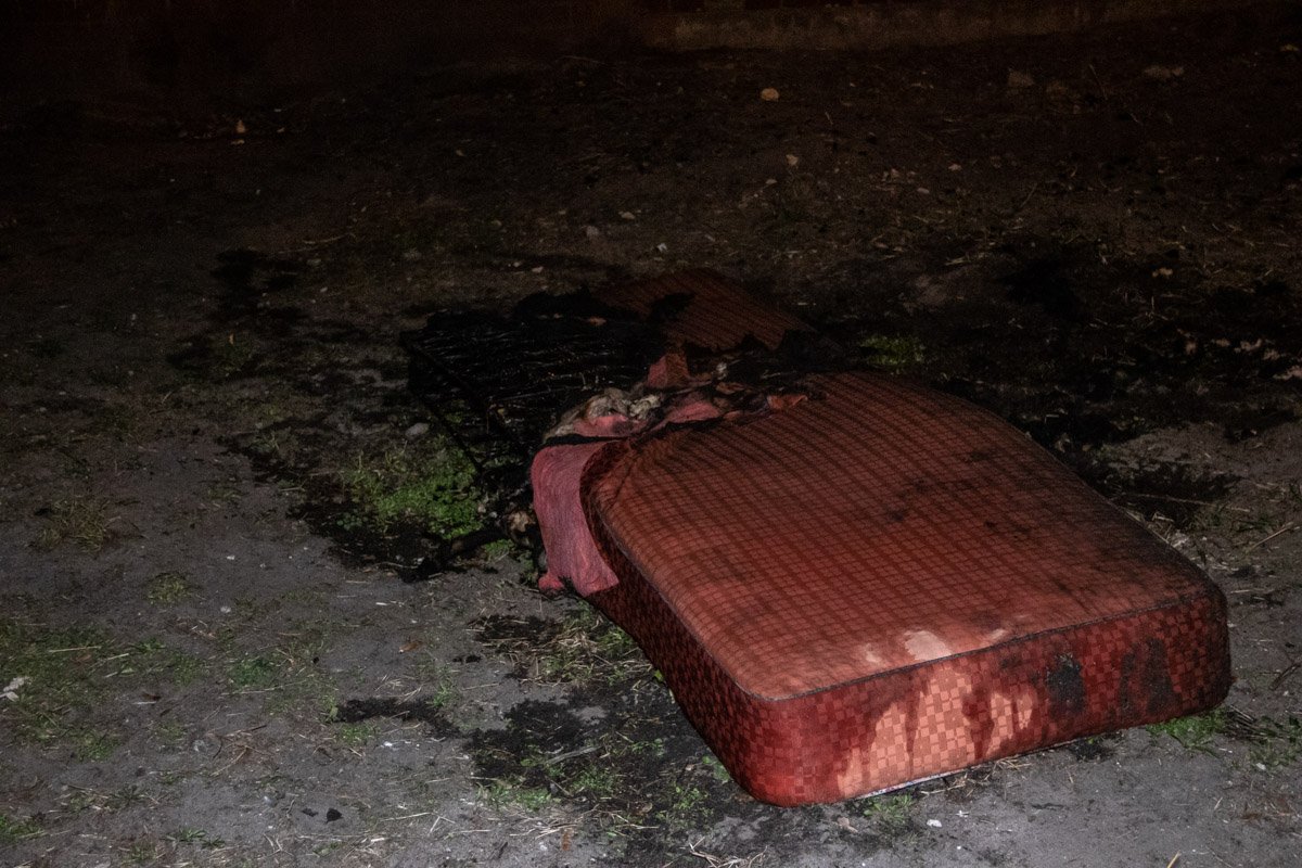 Жильцы квартиры курили в постели и подожгли матрац