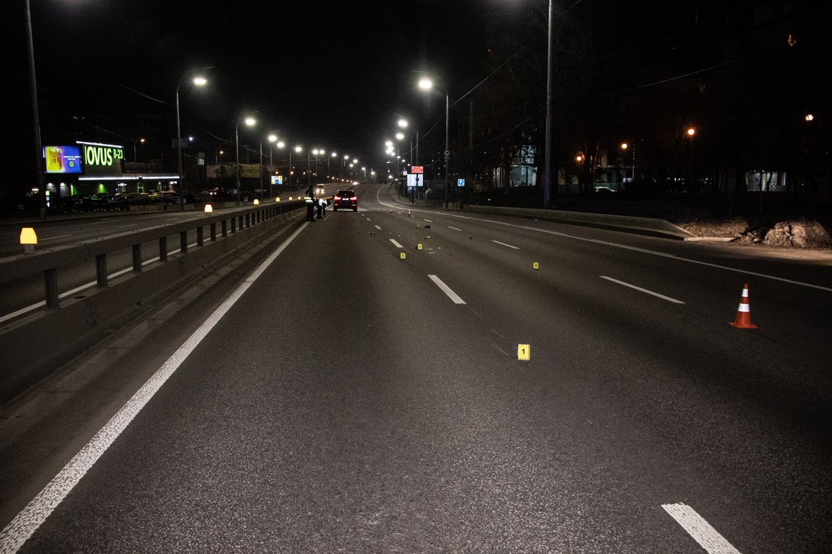 На месте работали несколько экипажей патрульной полиции, "скорая" и следственно-оперативная группа