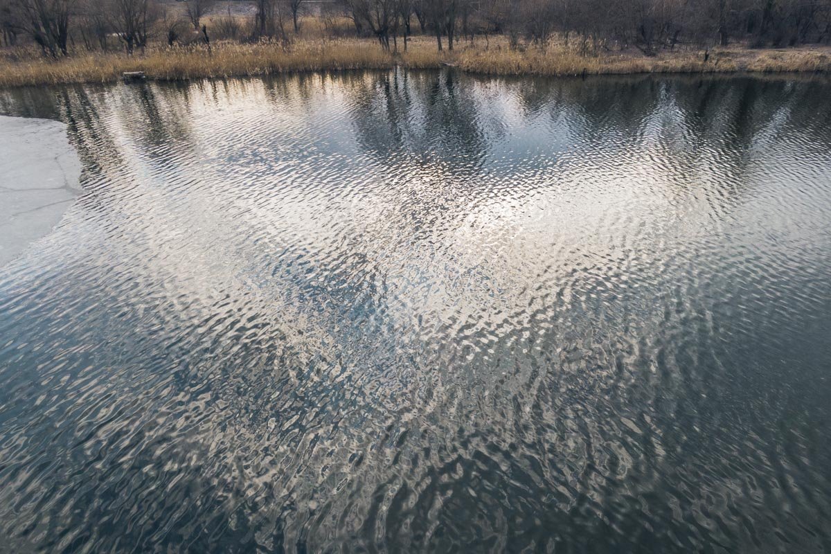 Ветер неспешно колышет воду, создавая легкие волны 