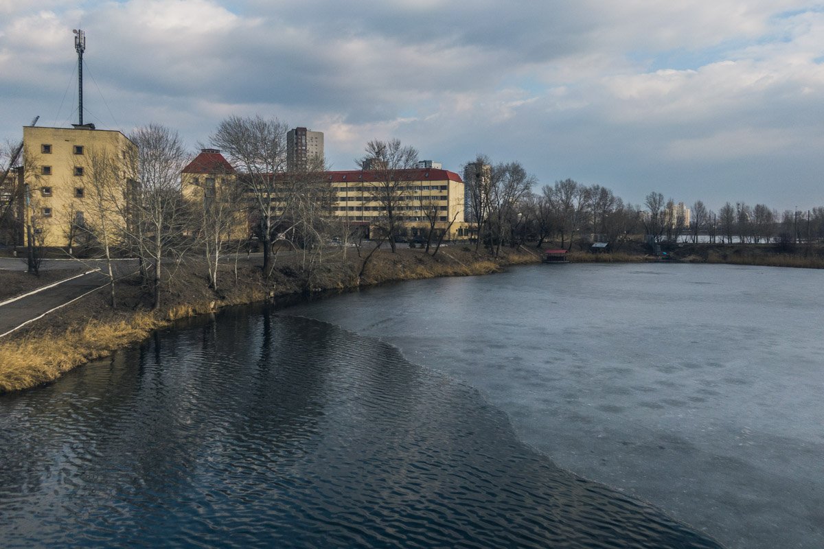Дикий водоем сохраняет свою первозданность, несмотря на множество домов вокруг него