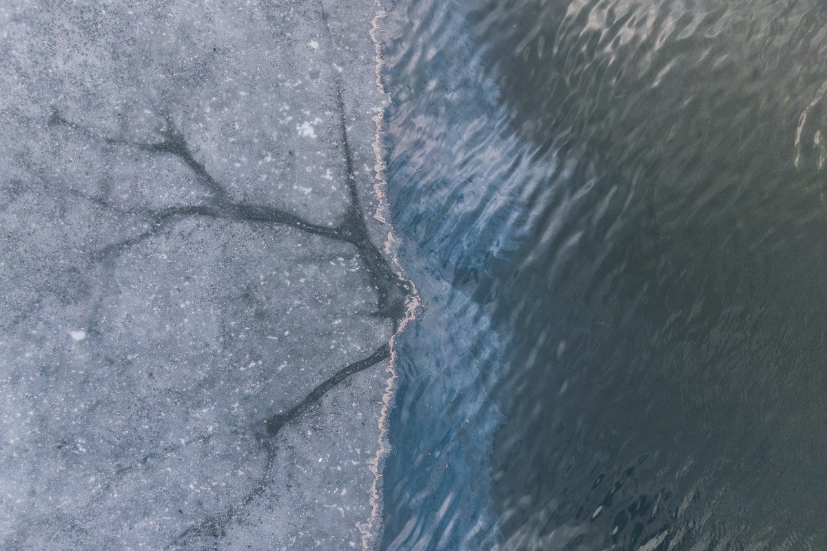 Создается впечатление, что на дне спрятался голубой коралловый риф 