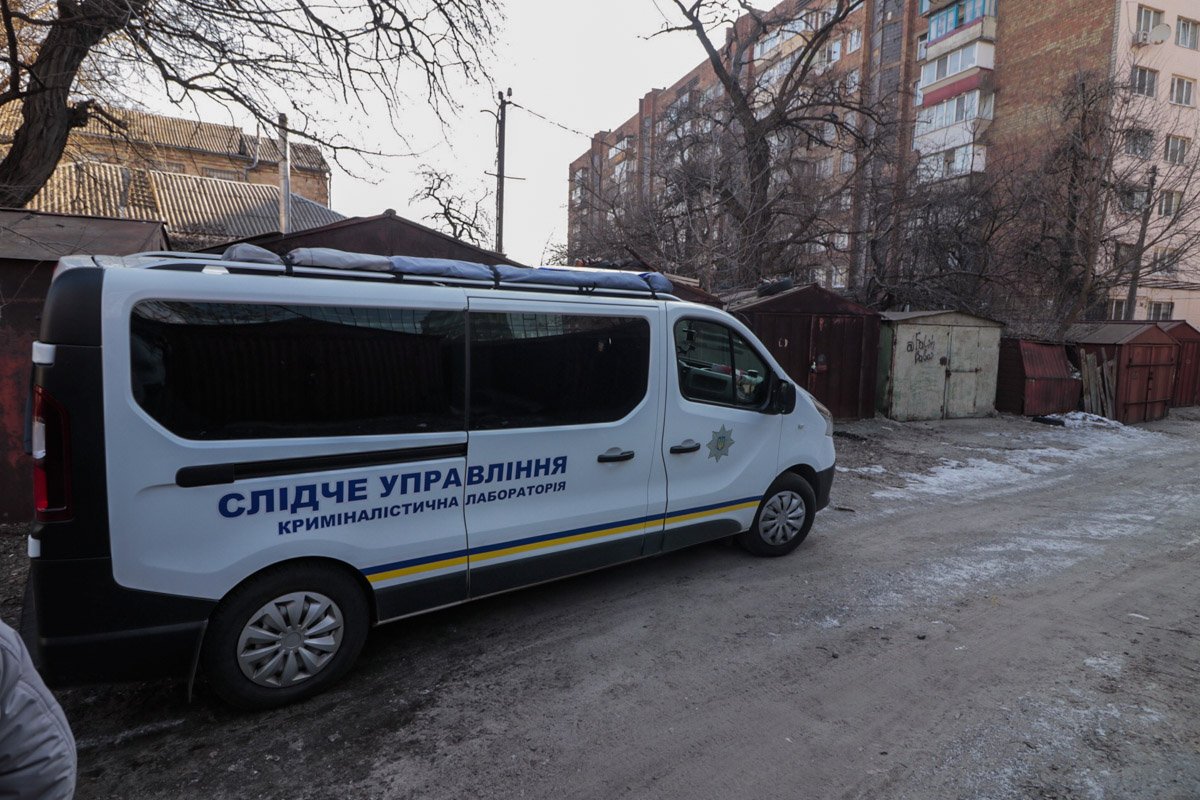 Они опрашивают свидетелей и местных жителей. Детали случившегося и личность матери устанавливаются