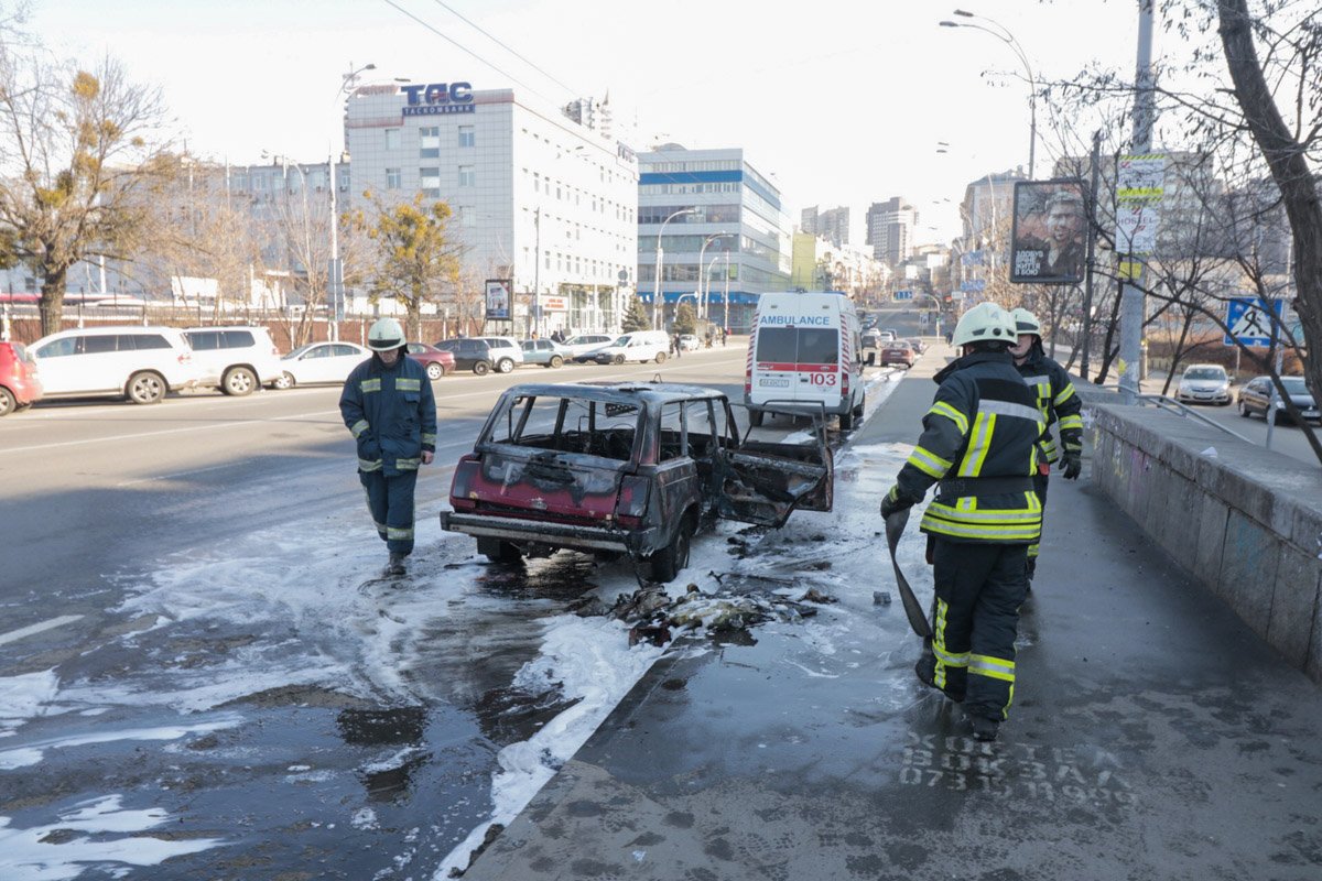 На улице Симона Петлюры загорелся ВАЗ