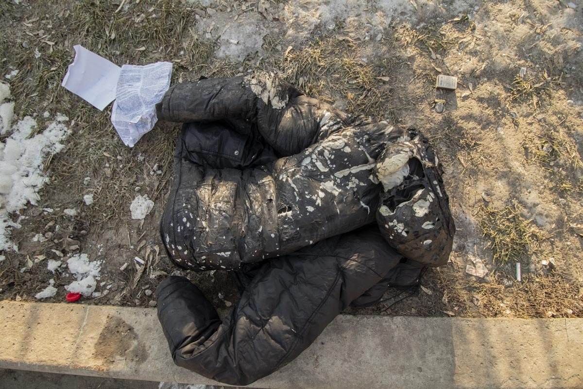 Один из мужчин сбросил обгоревшую куртку