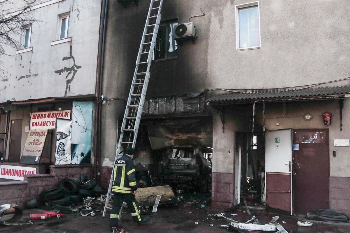 В машине протек газ и от небольшой искры Toyota вспыхнула В машине протек газ и от небольшой искры Toyota вспыхнула