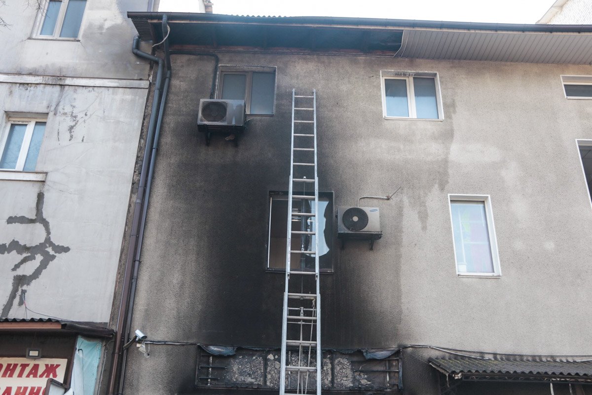Пламя также повредило 2 верхних этажа с внешней стороны здания Пламя также повредило 2 верхних этажа с внешней стороны здания